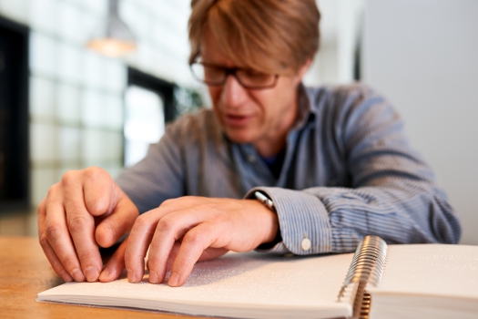 Musiker Alexander Wyssman liest Braille